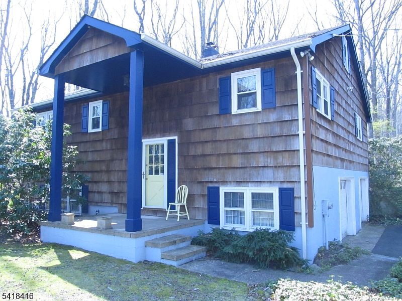 1st image of 10 Hendrickson Dr