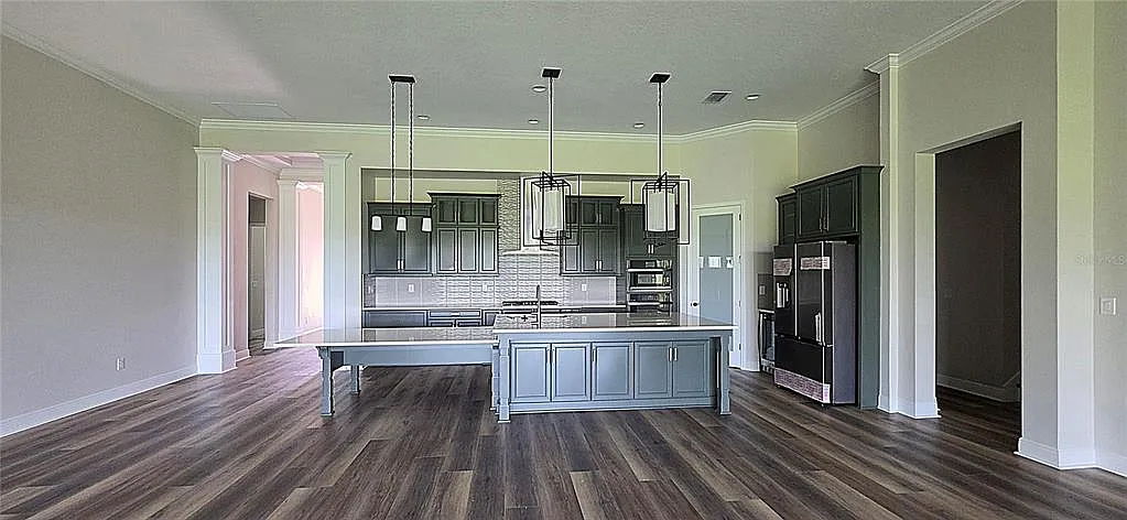 6 bed, 4.0 bath, 4539 sqft, $5,700 — Photo 3