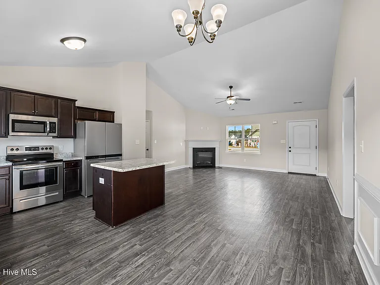 406 Paxton Ct — Photo 9