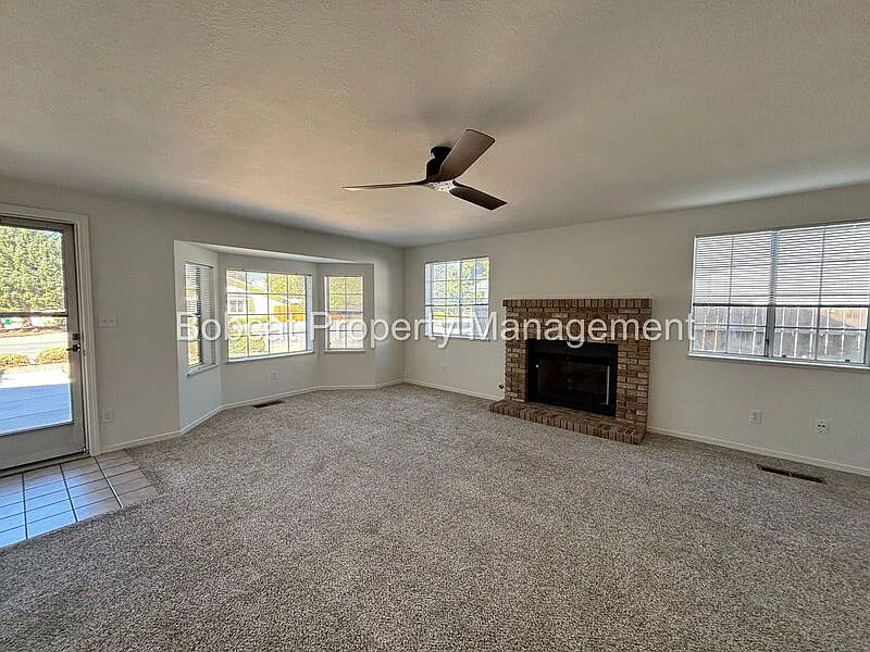 3 bed, 2.0 bath, 1360 sqft, $2,595 — Photo 3