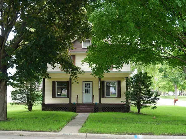 1721 Salzer St, Charles City, IA 50616