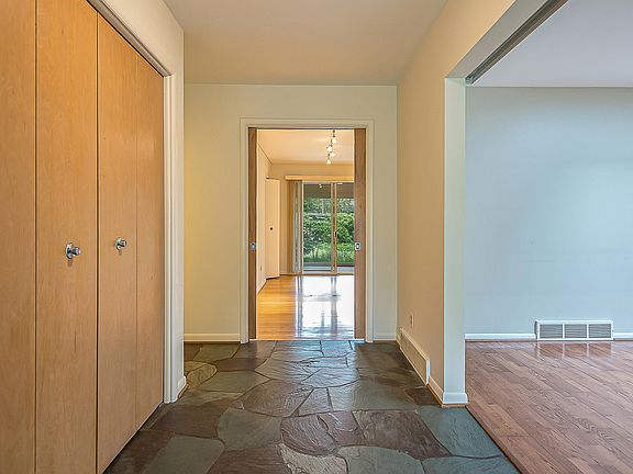 5th image of 1134 Meadowbrook Ave