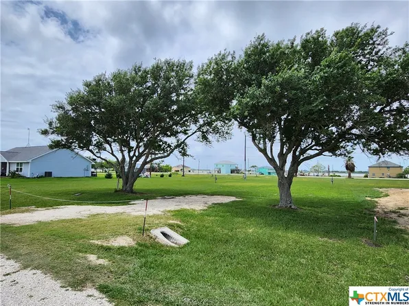 698 Calumet Dr, Palacios, TX 77465