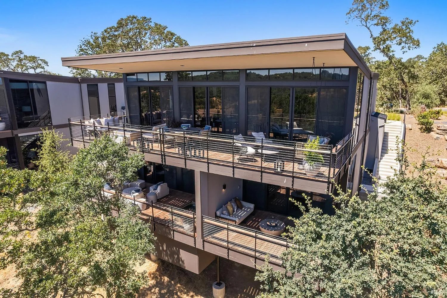 160 Woodlands Dr SE - 4bd/5ba, 3,132 sqft - in Healdsburg, CA