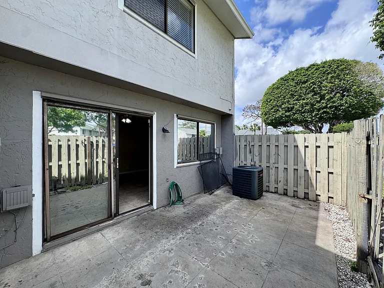 704 Riverside Dr — Photo 35