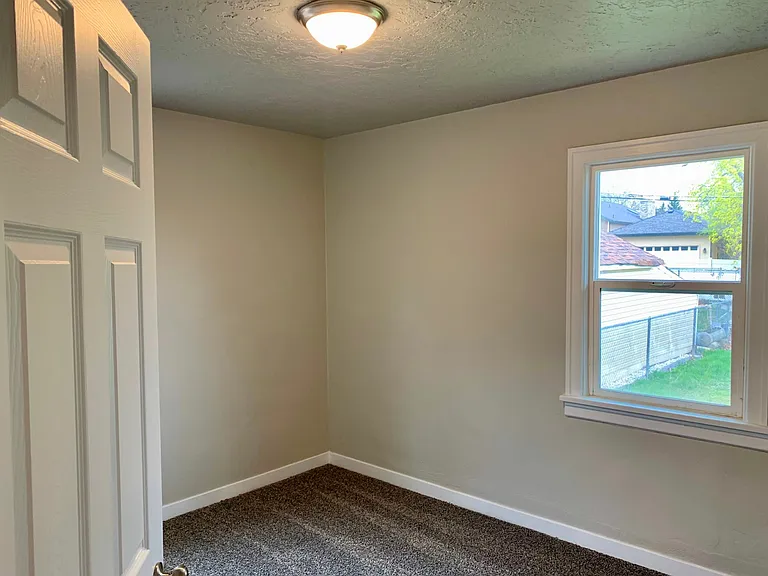 1045 Capitol St — Photo 14