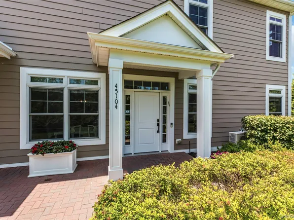 45104 Silver Birch Lane, Plainview, NY 11803