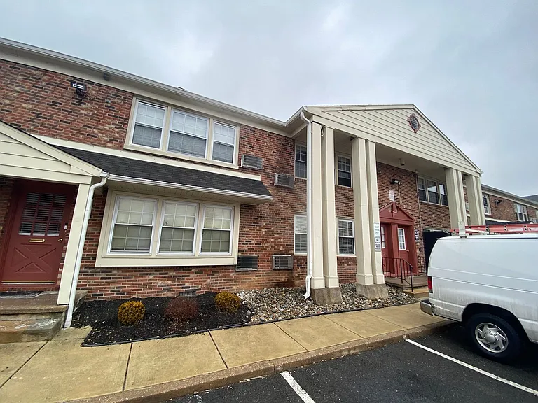 Town House Apts — Photo 6