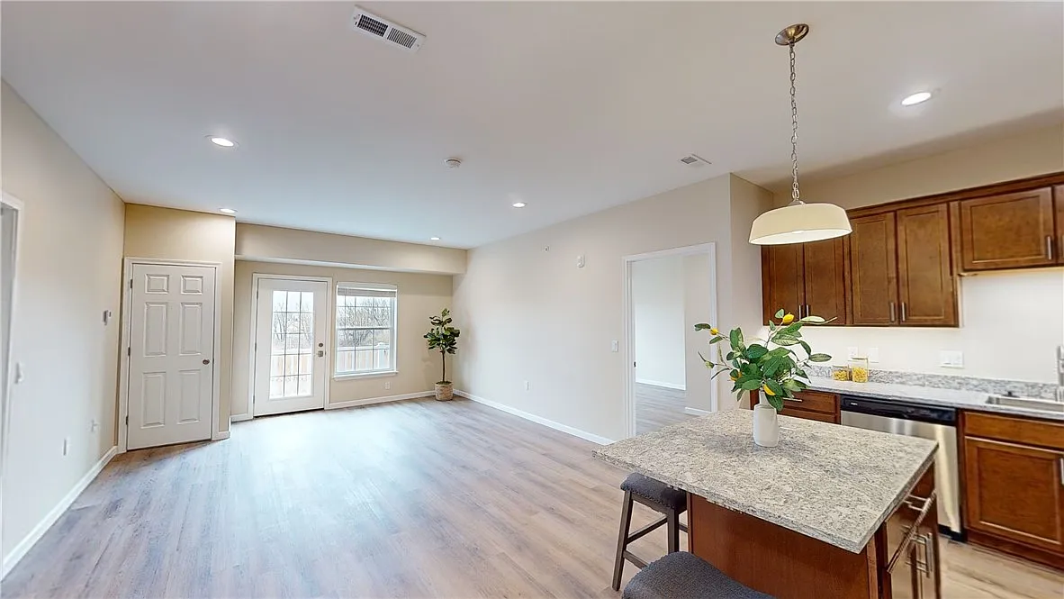 2 bed, 2.0 bath, 1047 sqft, $1,898 — Photo 3