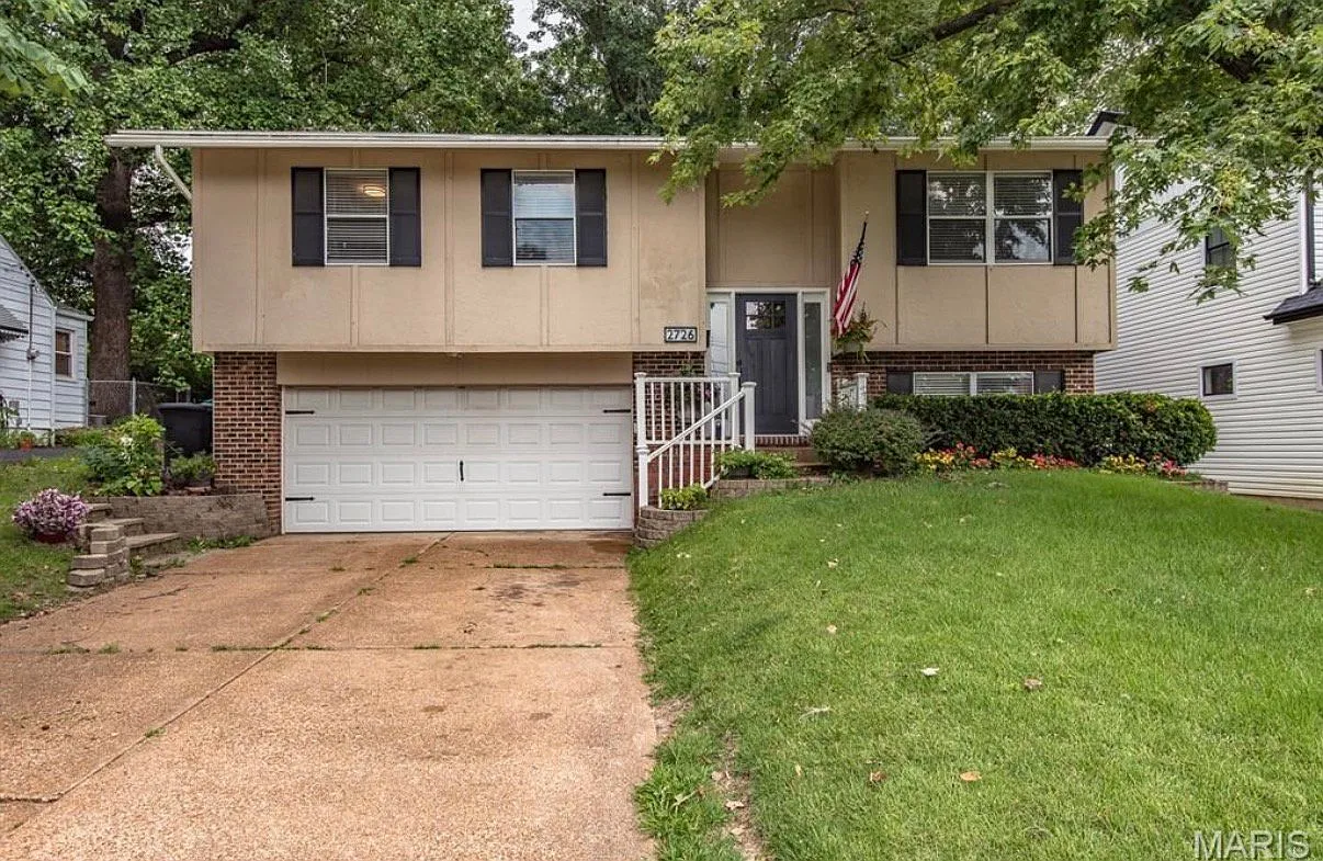 Brentwood 3 bed 2 bath House with Huge, Private Fenced Backyard! All Animals Welcome! — Photo 1