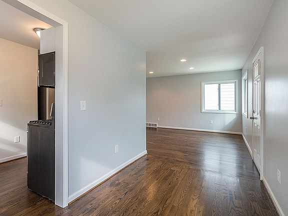 5th image of 14583 Russell Ave