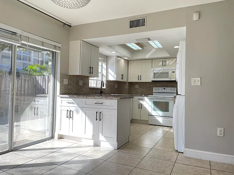 12366 SW 51st Pl — Photo 4