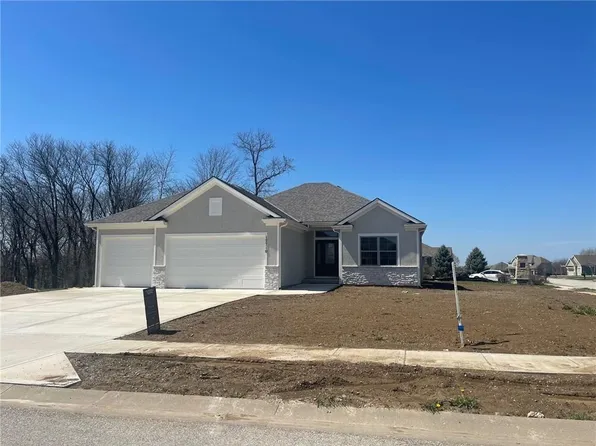 17886 Sunset Dr, Weston, MO 64098