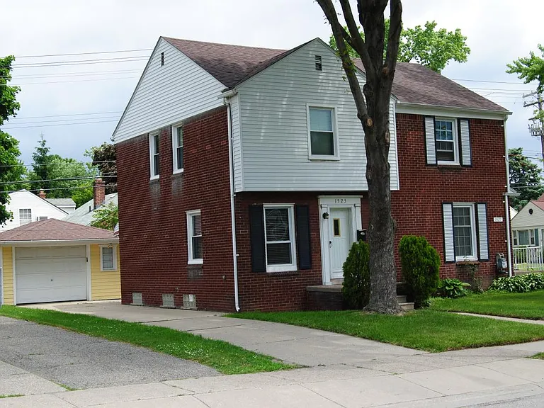 1523 E 4th St — Photo 1