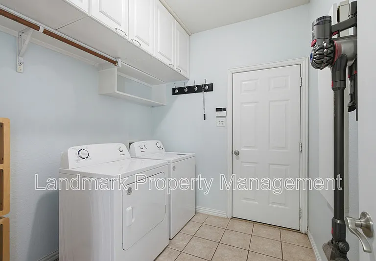 2115 Lexington Dr — Photo 15