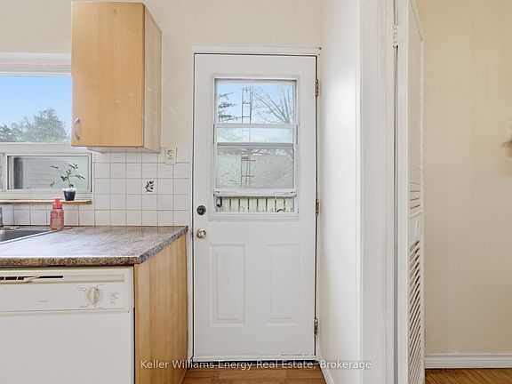4th image of 42 Oakley Blvd