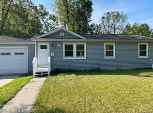 420 E Caroline St, Fenton, MI 48430