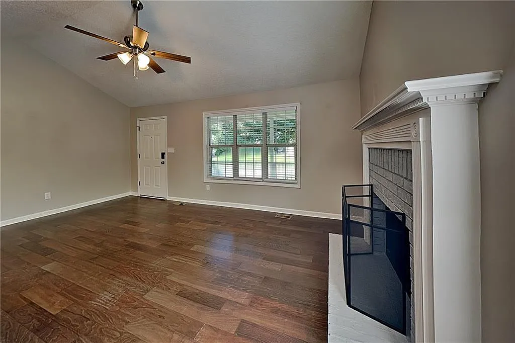 3 bed, 2.0 bath, 1357 sqft, $1,825 — Photo 2