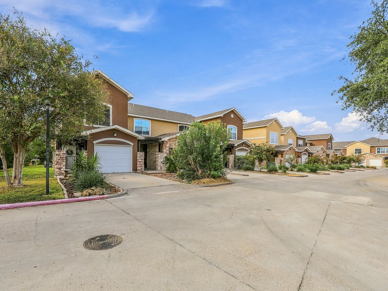 2 bed, 1.5 bath, 1112 sqft, $1,650 — Photo 2