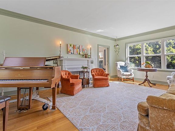 3rd image of 694 LAKE OTIS DRIVE SE