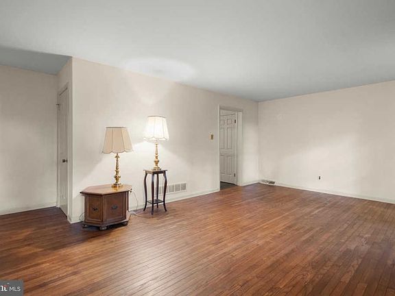 3rd image of 804 Lisadell Dr