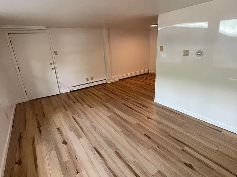 709 Cowdin Dr — Photo 3