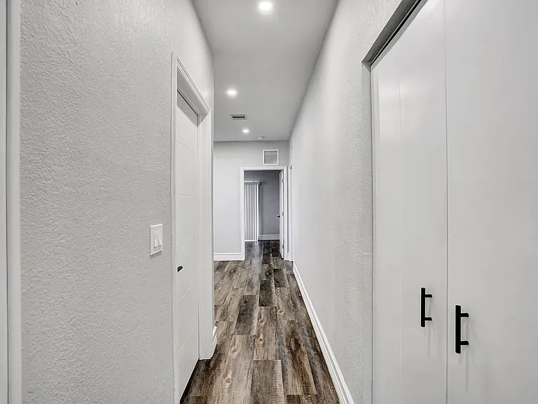 724 SW 9th St — Photo 17