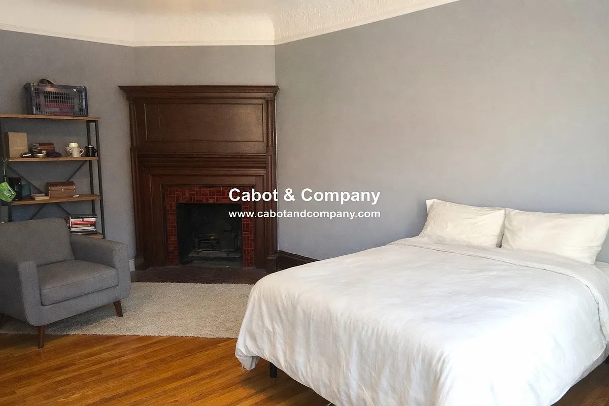 Building Photo - 306 Newbury St #2F