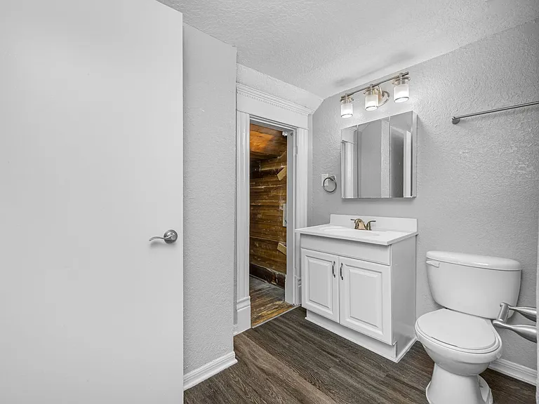 705 W Bay St — Photo 29
