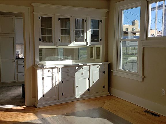 3rd image of 137 W 5th Ave