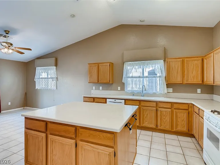 1048 Royal Skyline St — Photo 9