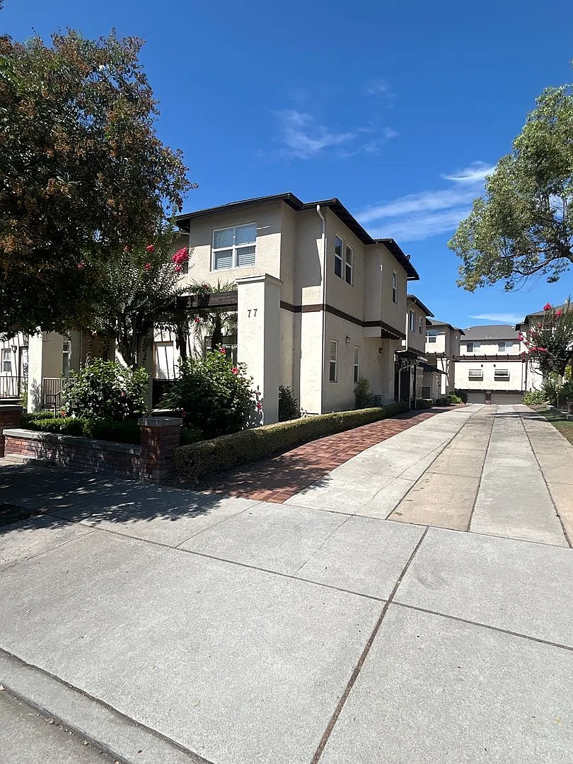 Spacious 2-Bedroom Condo in Prime Pasadena Area — Photo 1