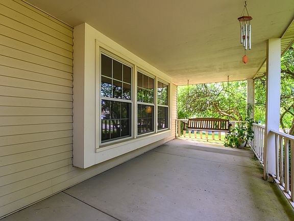 3rd image of 924 Hyde Park Ln