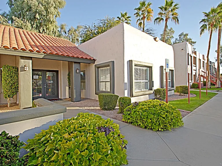 544 Southern Apartments — Photo 44