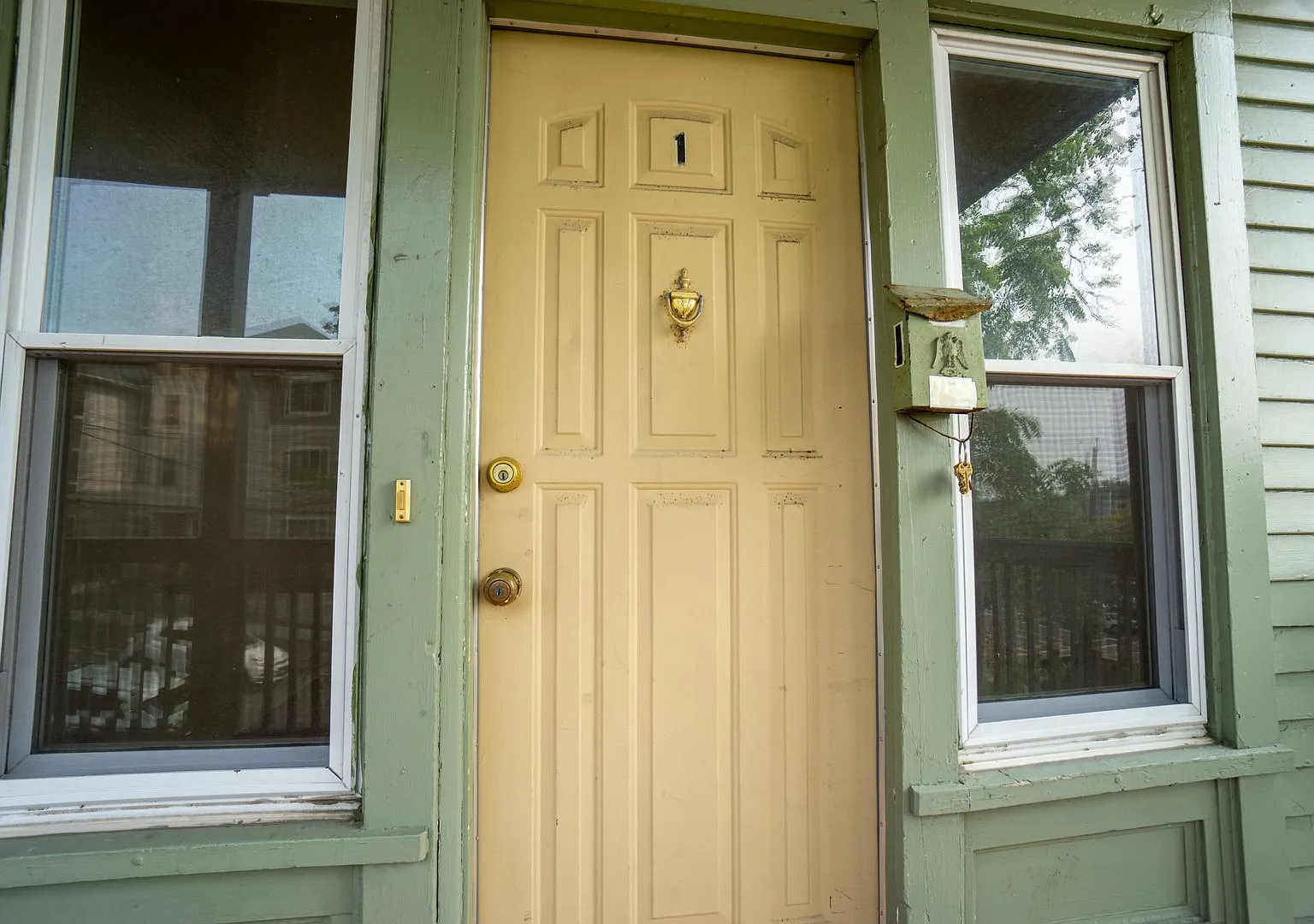 1020 Madison Apt 1 - Available 7/1/27 - Beautiful First Floor Flat with Front Porch Close to Campus — Photo 3