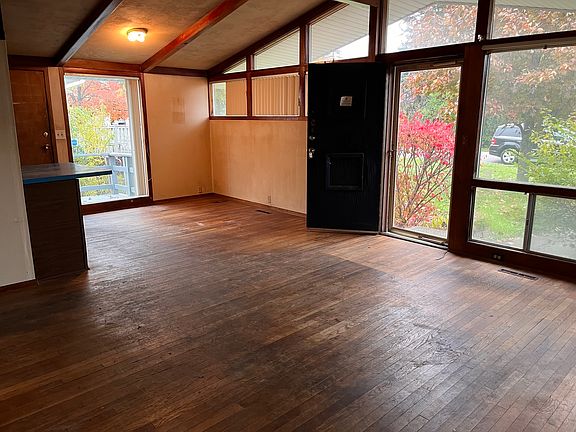 3rd image of 1338 Degener Ave