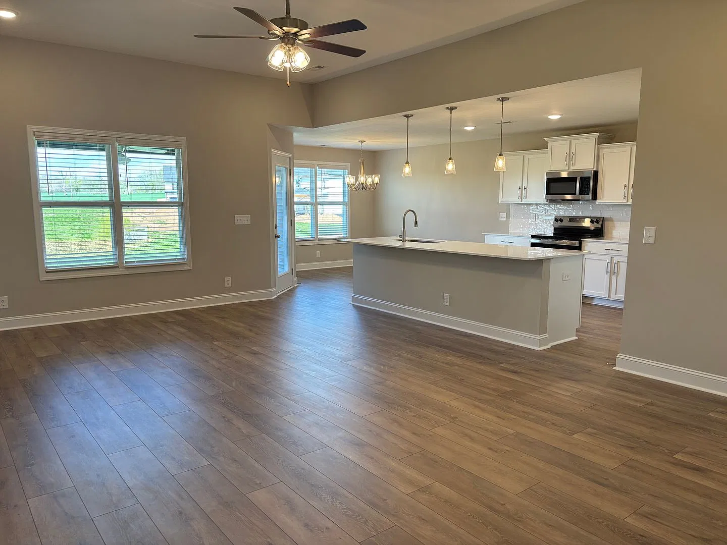 Stunning 3 Bed, 2 Bath Home for Rent! — Photo 2