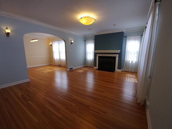 Living Room w/Gas Firelplace