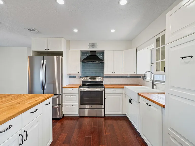 1712 Thomas Dr — Photo 4