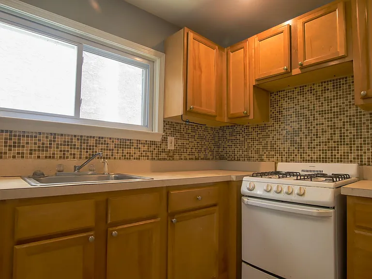 475 Krams Ave — Photo 5
