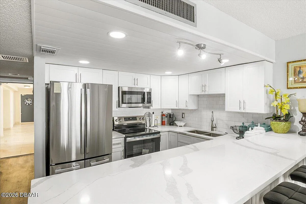 3 bed, 3.0 bath, 1458 sqft, $3,700 — Photo 3