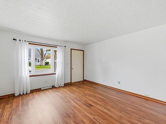 4th image of 240 Chicago Ave
