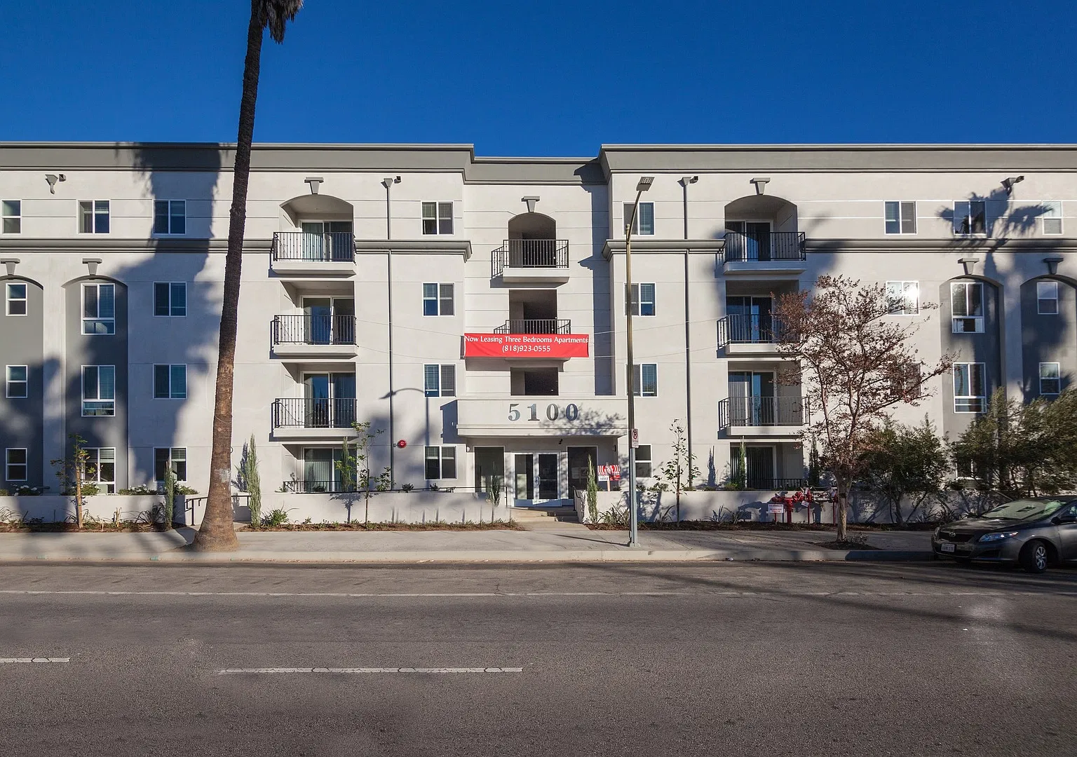 Sherman Oaks Place — Photo 2