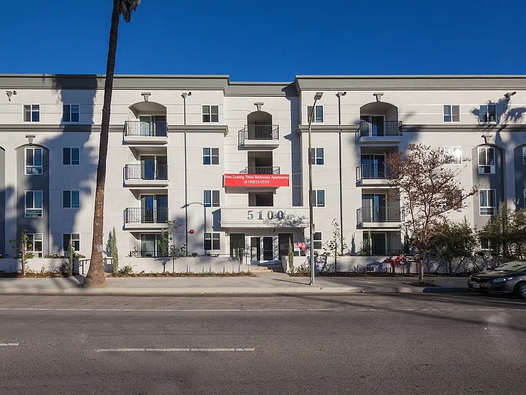 Sherman Oaks Place — Photo 28