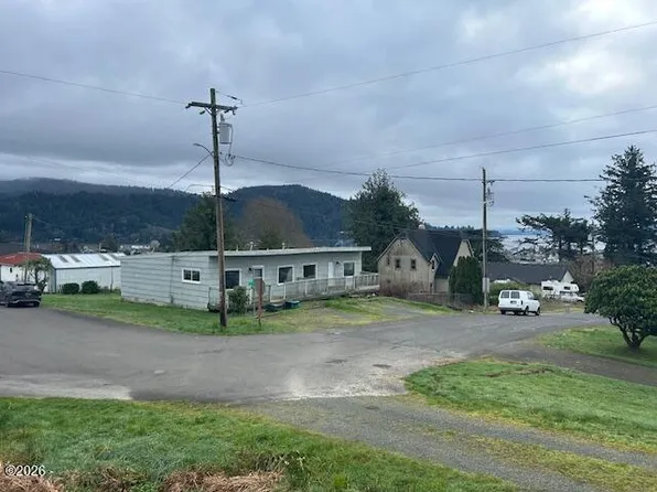 306 8th St, Garibaldi, OR 97118