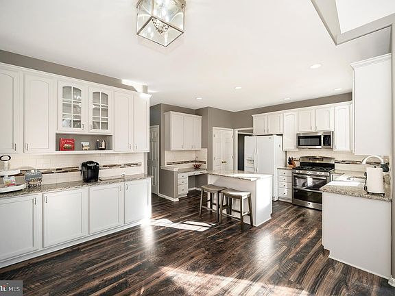 4th image of 17 Pin Oak Ct