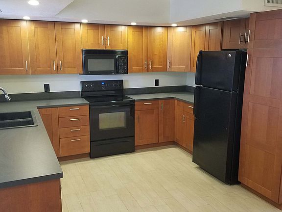 5th image of 810 W Brooks St