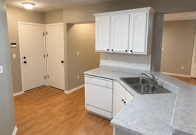 3075 Oxford St — Photo 11