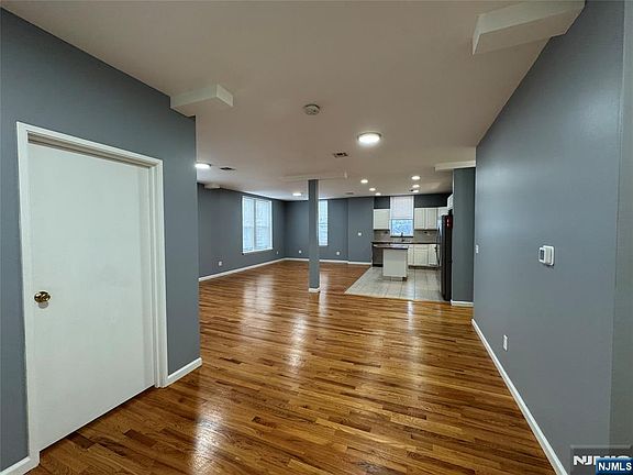 3rd image of 610 Devon St