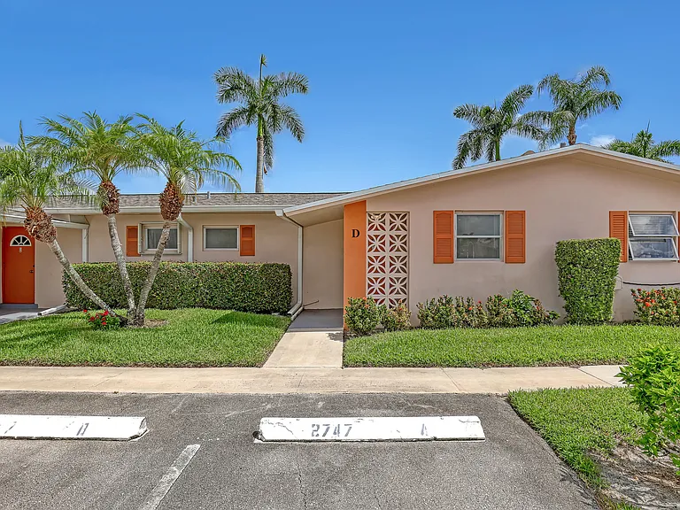 2747 Dudley Dr E #D — Photo 2